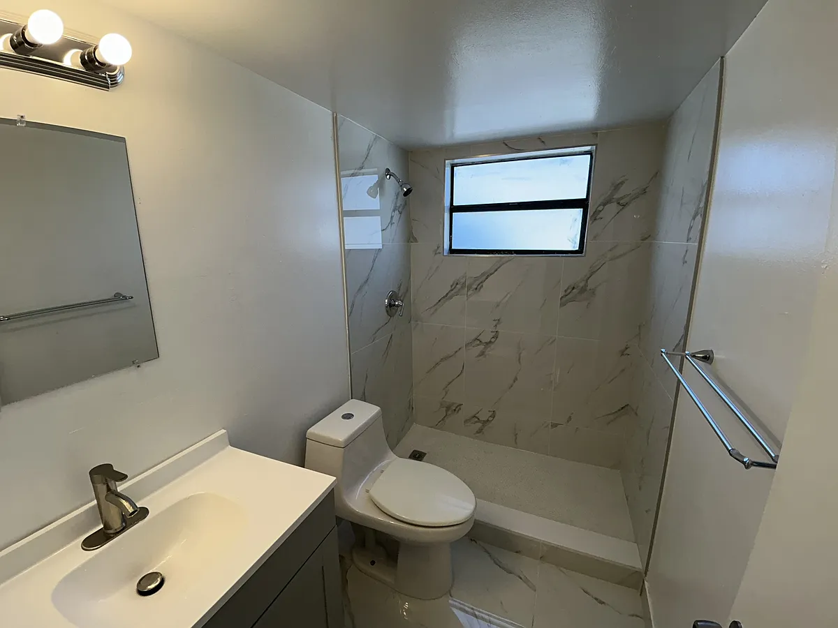 Building Photo - 142 SW 18th Ave #20-378