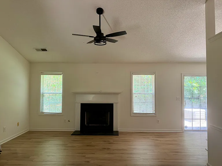 5652 Riverside Walk Dr — Photo 2