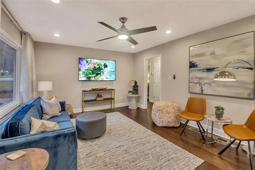 3 bed, 2.0 bath, 1600 sqft, $4,750 — Photo 1