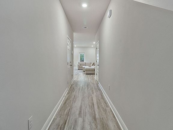 4th image of 1022 McLaren Cir