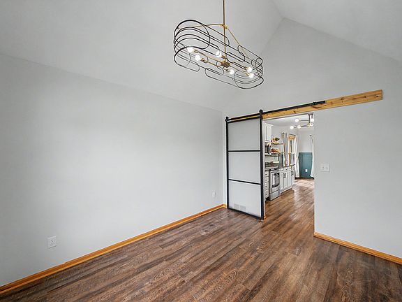 3rd image of 1000 NE Parkside Ct