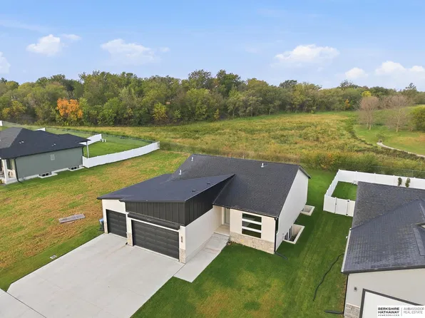 619 S 88th St, Lincoln, NE 68520