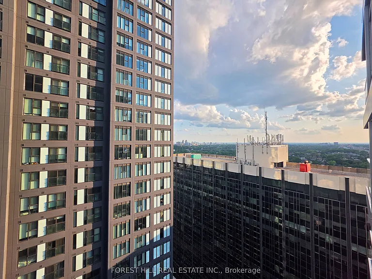 2181 Yonge St #2704 — Photo 11