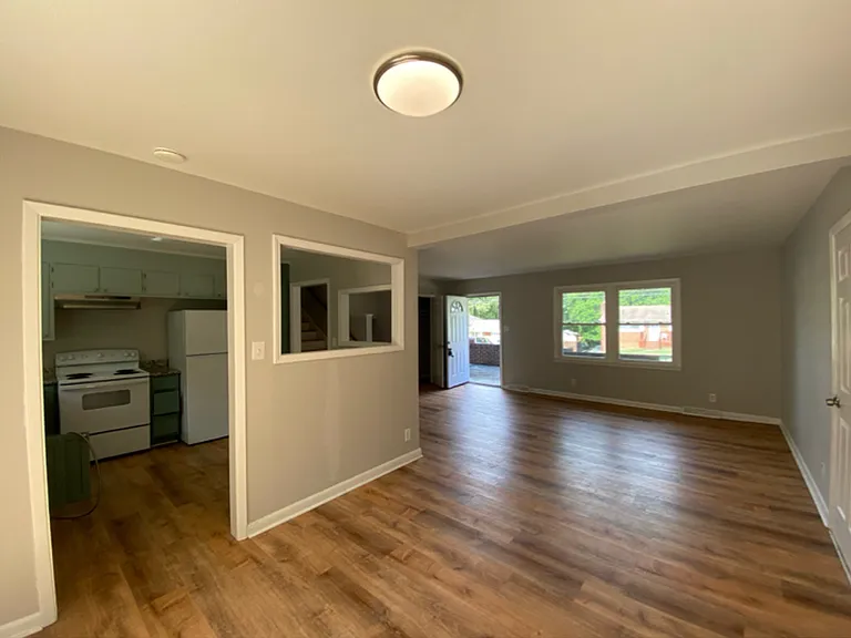 1008 Benning St — Photo 6