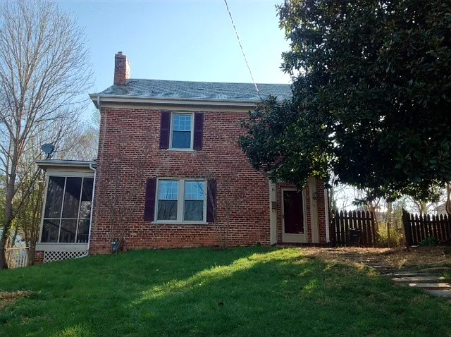 8 Adele St photo 1