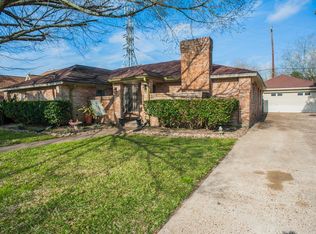 2216 Country Club Dr, Pearland, TX 77581