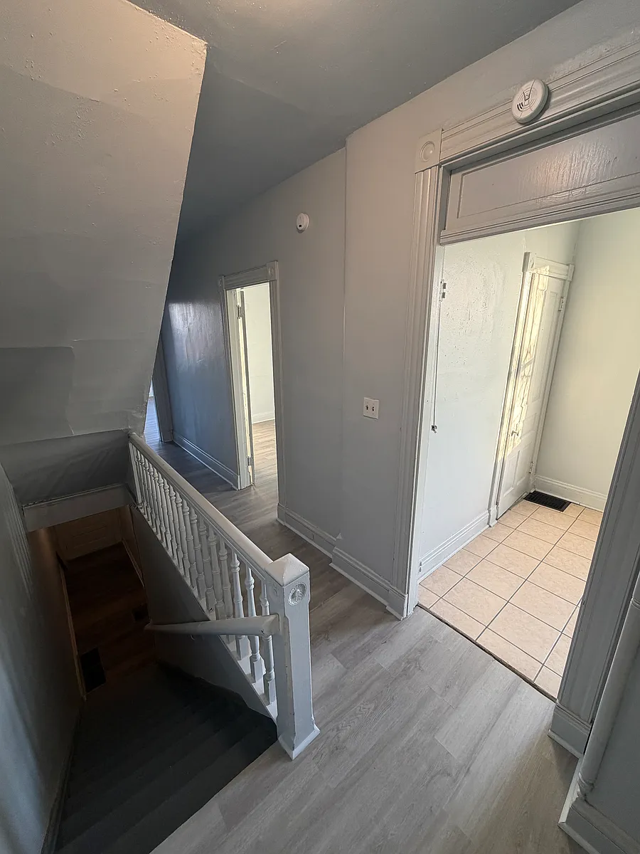 Building Photo - 633 Hawthorne Ave #2