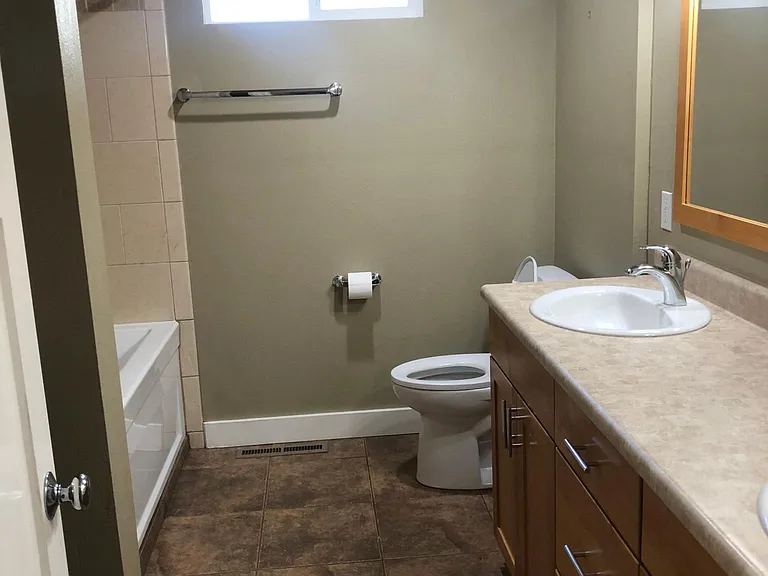 410 NE 10th St — Photo 14
