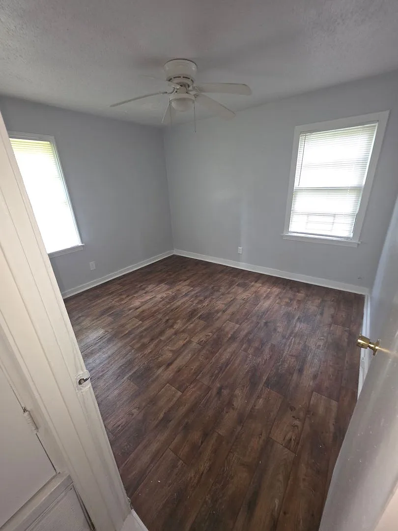 Beautiful Single-Family House with Central Air & Spacious Yard — Photo 3