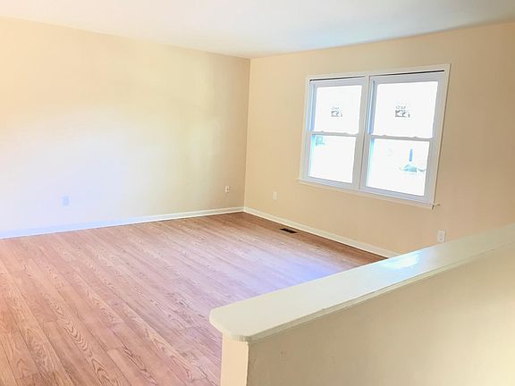3rd image of 6044 Battlefield Green Dr