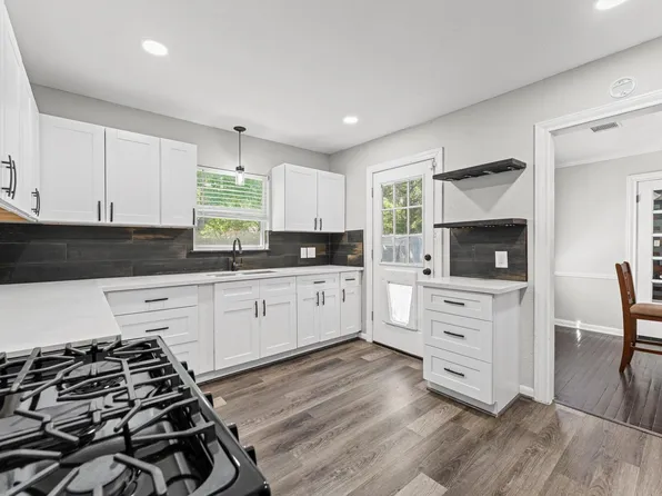 921 22nd Ave N, Texas City, TX 77590