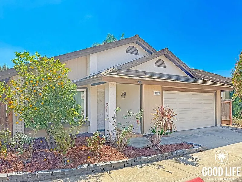 2 bed, 2.0 bath, 1072 sqft, $3,145 — Photo 2