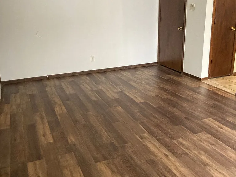 Immaculate Updated 1 and 2 Bedrooms with 1 Bath — Photo 31