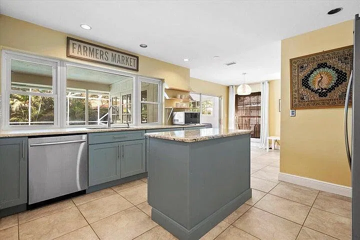 3 bed, 3.0 bath, 2291 sqft, $4,500 — Photo 4