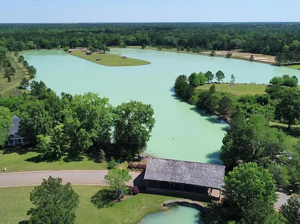 11 Hidden Lakes Dr, Albany, GA 31721