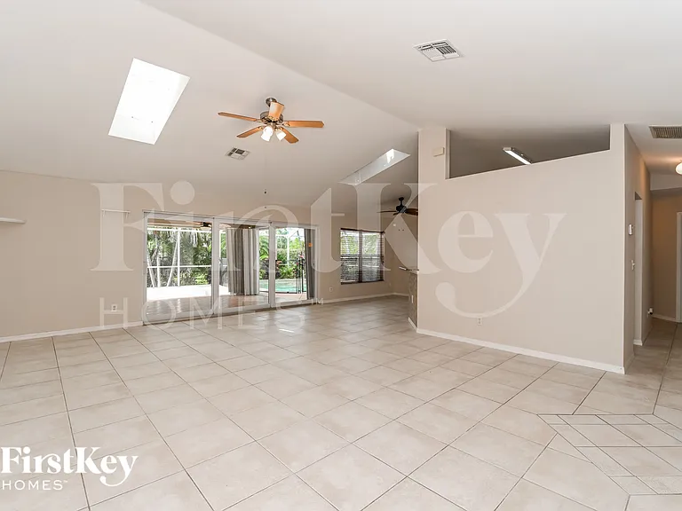 2018 SW 31st Ter — Photo 2