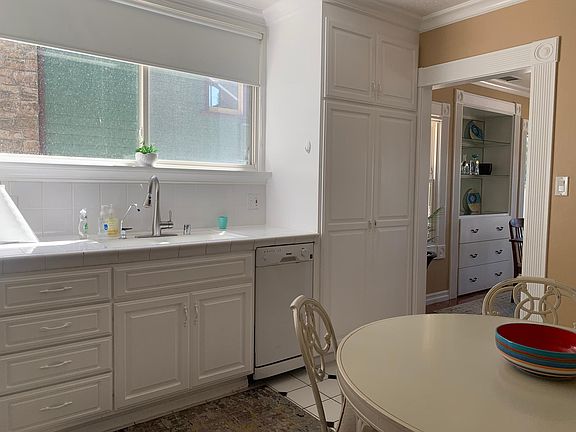 5th image of 1081 Poli St