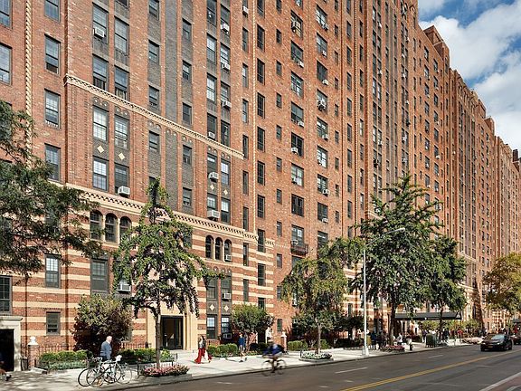 3rd image of 450 W 24th St APT 6C