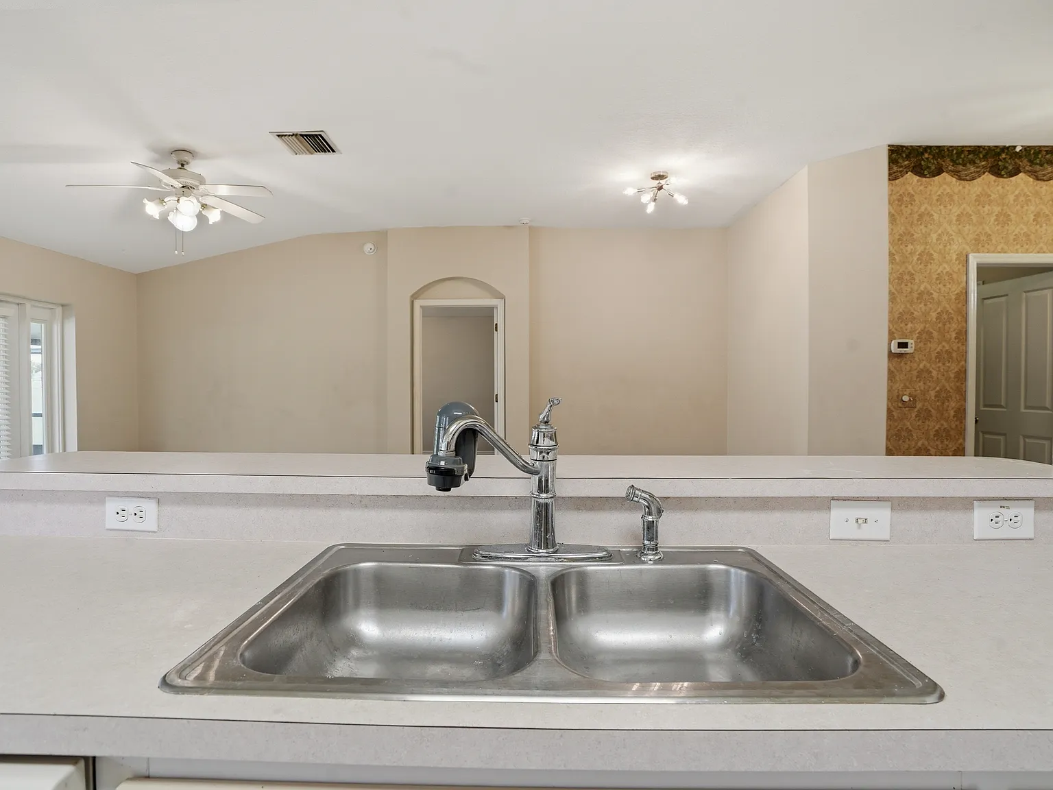 3 bed, 1449 sqft, $2,300 — Photo 2
