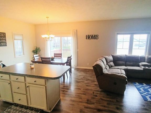 4th image of 10823 Douglas Dr