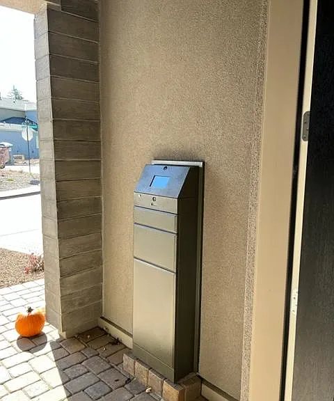 Built-in parcel box