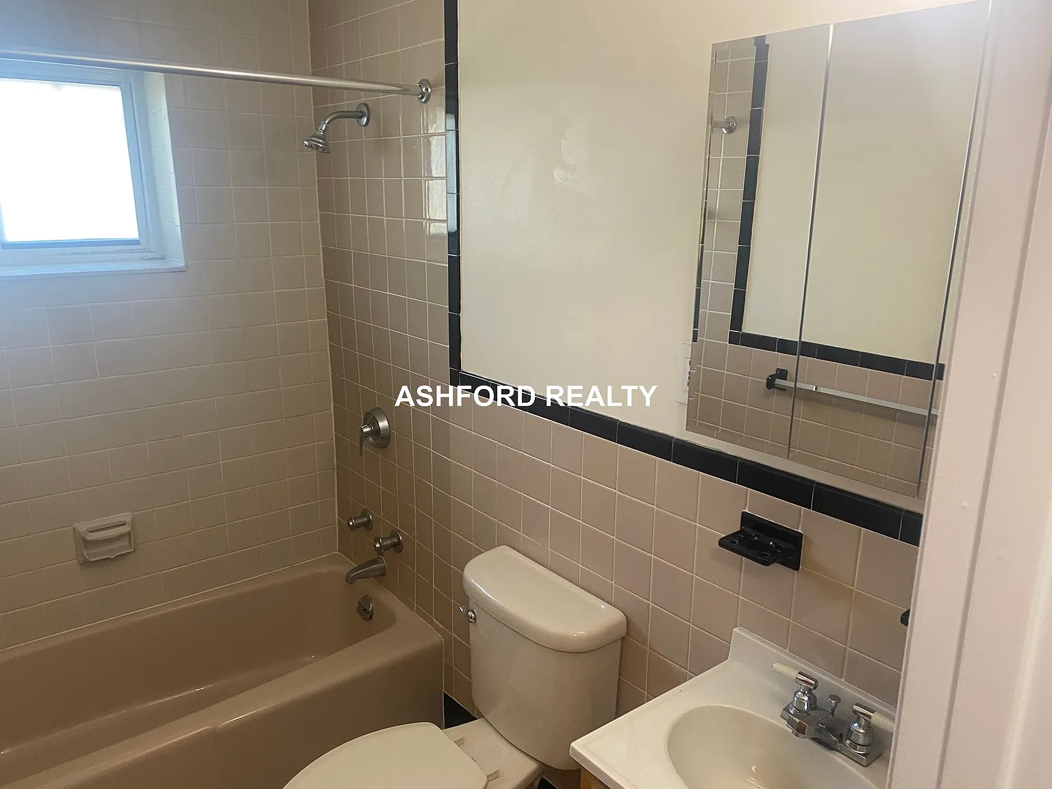 2 bed, 1.0 bath, $2,400 — Photo 2