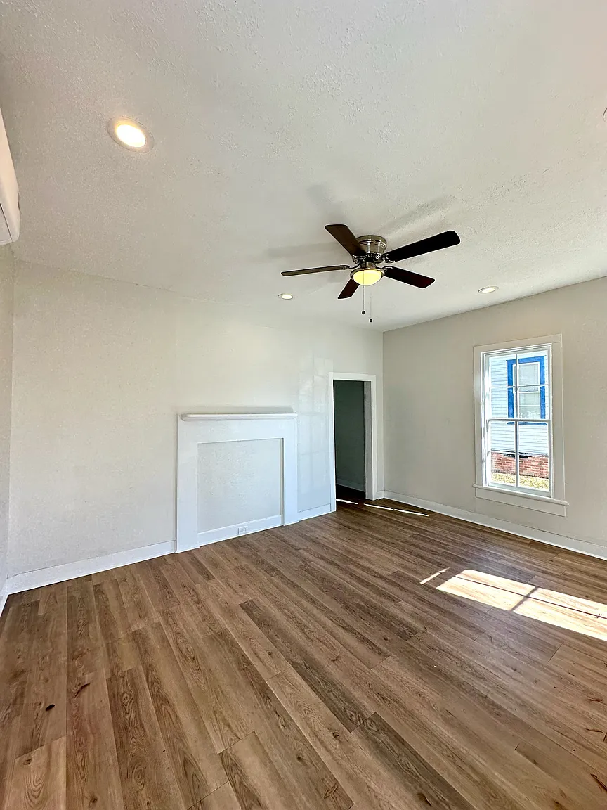 211 8th St photo 1