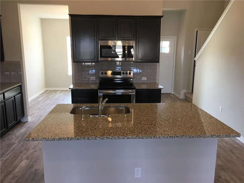 4 bed, 2.5 bath, 2195 sqft, $1,995 — Photo 4