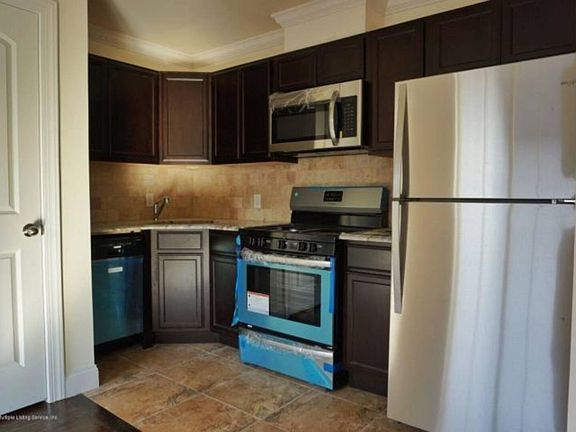 4th image of 4077 Victory Blvd #A