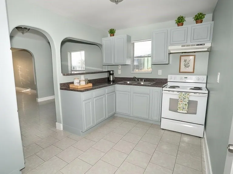 4826 Bristol St — Photo 9
