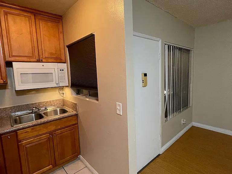6944 Kester Ave — Photo 17