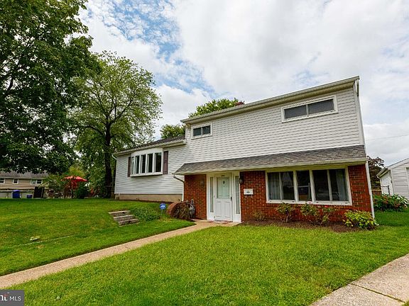 2nd image of 104 Howard Cir