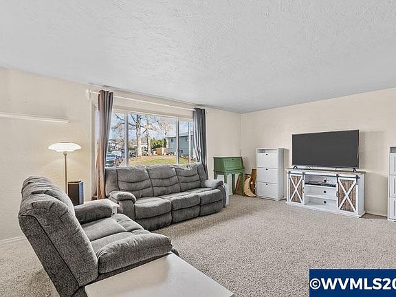 4th image of 241 NE Gerlinger Ln