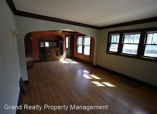 5th image of 833 20th Ave NE