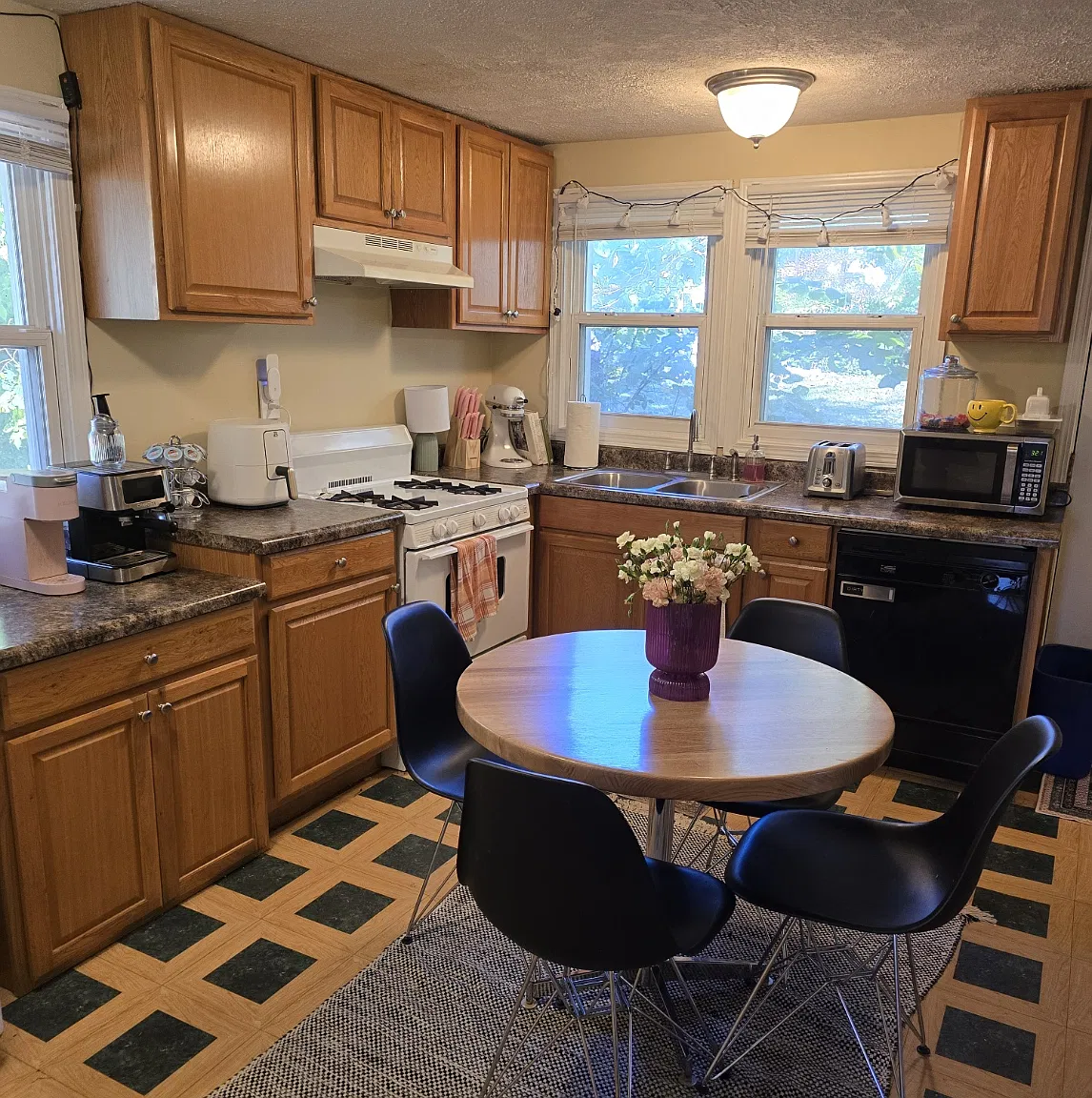 3 bed, 1225 sqft, $2,400 — Photo 4
