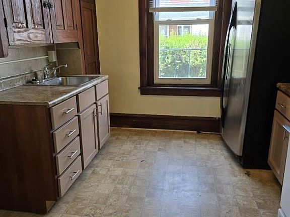 4th image of 618 Christian St
