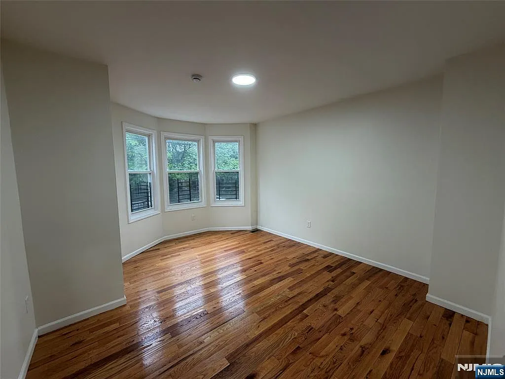 3 bed, 2.0 bath, $2,400 — Photo 3