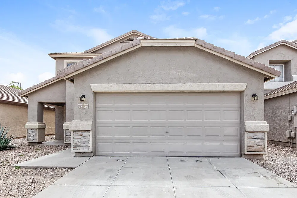 4 bed, 2.5 bath, 2002 sqft, $2,070 — Photo 1