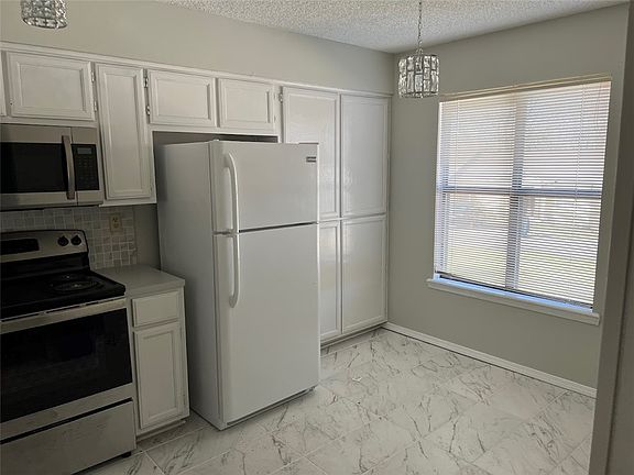 4th image of 6 Eleanor Ln