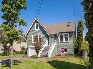 2052 Carrick St, Oak Bay, BC V8R 2M6