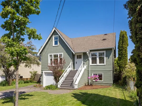 2052 Carrick St, Oak Bay, BC V8R 2M6