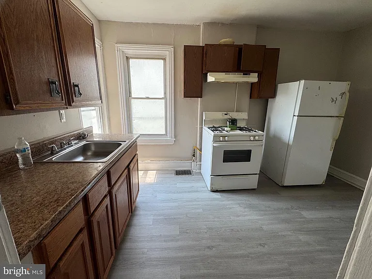 922 Maryland Ave — Photo 2