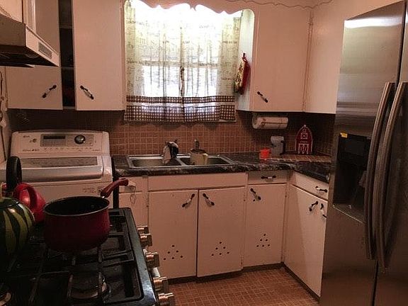 2nd image of 7019 Louise St