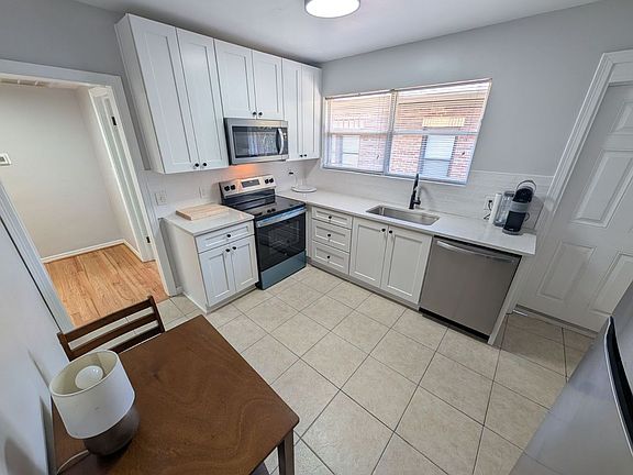 3rd image of 2720 Green St