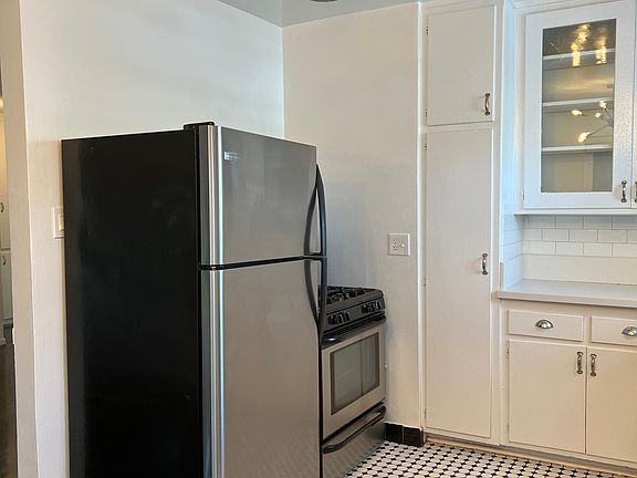 3rd image of 1933 N Beachwood Dr APT 101