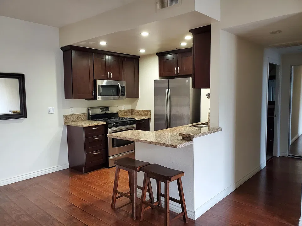 533 S Saint Andrews Pl #207