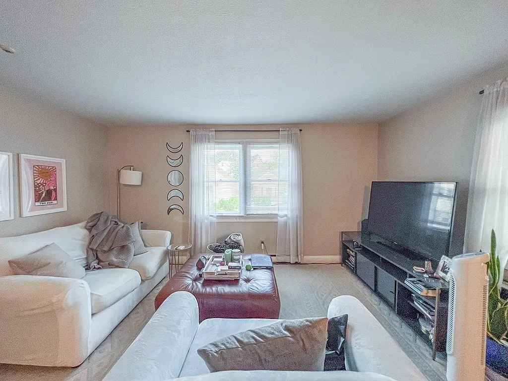 1 bed, 1.0 bath, 600 sqft, $1,998 — Photo 2
