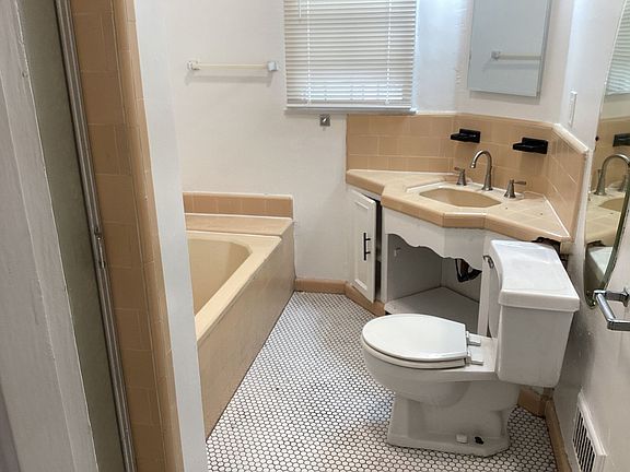 4th image of 8322 Blackburn Ave #8322