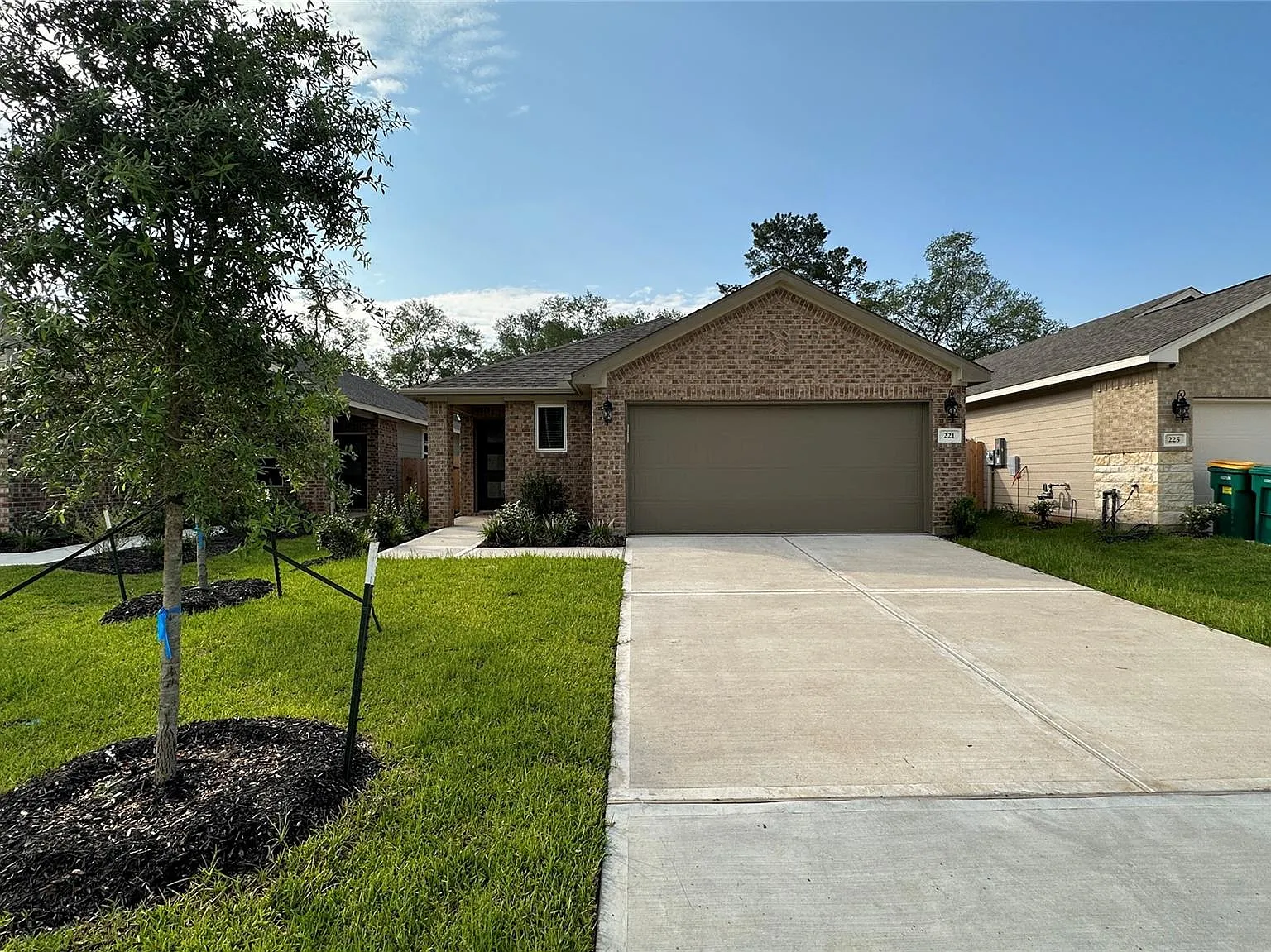 3 bed, 2.0 bath, 1449 sqft, $1,950 — Photo 1
