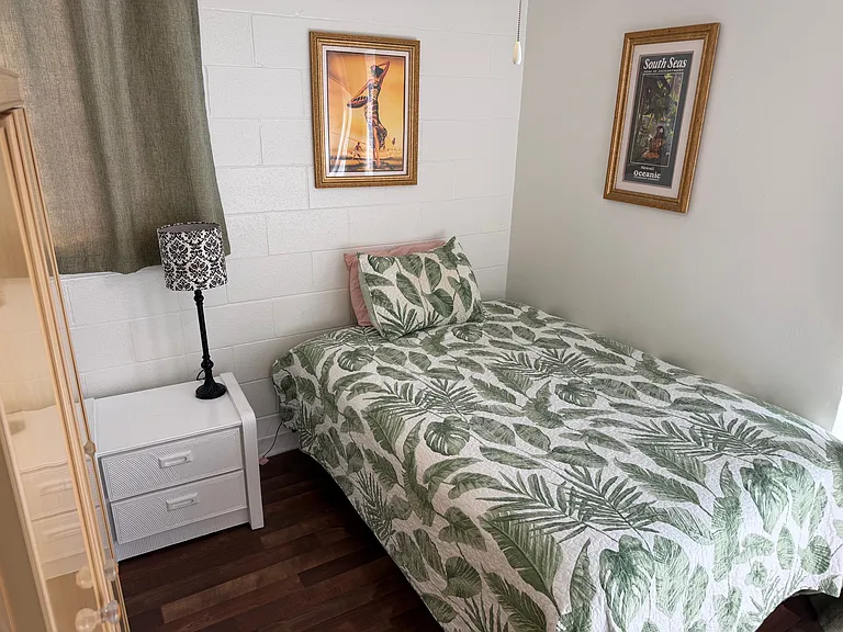 Waikiki Whale Watcher Apartments — Photo 63